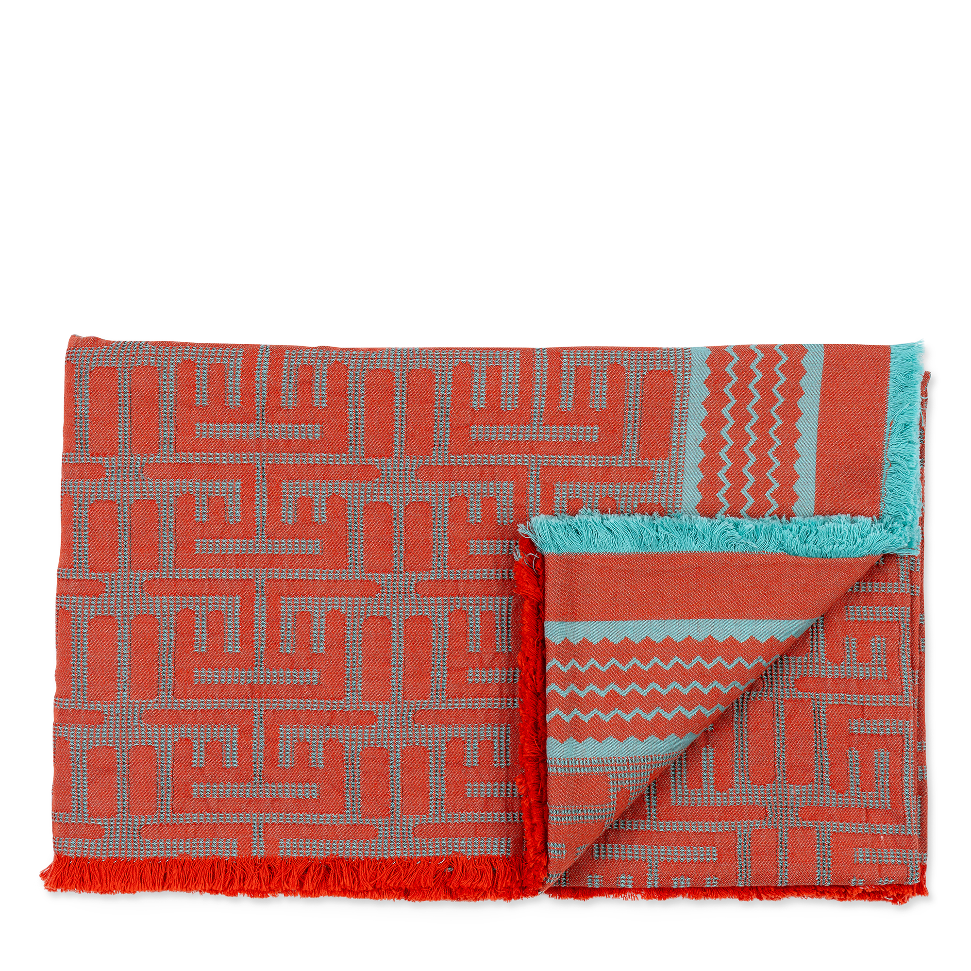 This orange and turquoise beach mat with a geometric pattern, featuring 100% cotton fabric. This beach mat is lightweight and portable, ideal for beach outings and picnics.