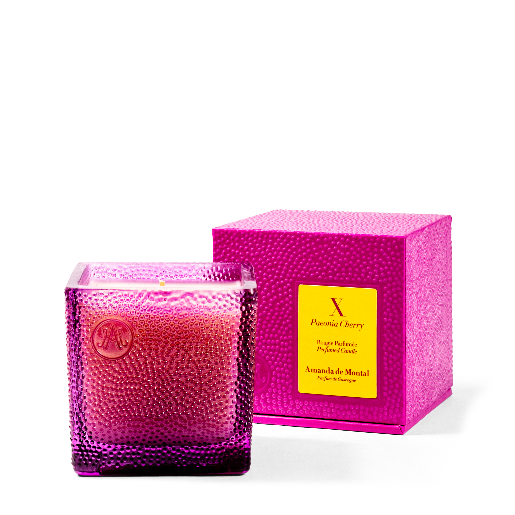 Peonies with hints of freesia and cherry branches, complemented by the refreshing scent of lemon and an exciting contrast between spicy ginger and soothing honey. Mouth-blown by master glassmakers, the artisanal pink glass vessel contains thousands of bubbles, revealing a twinkling flame.