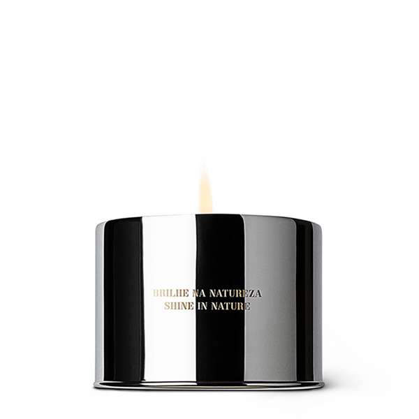 Infused with essences from the Amazonian rainforest, this candle, presented in a stylish black and white packaging will bring exotic scent into your home.
