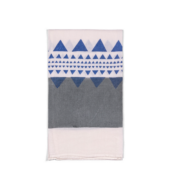 This tea towel brings subtle sophistication to your table and kitchen, featuring a harmonious blend of a white base, grey and blue accents, combining style and practicality.
