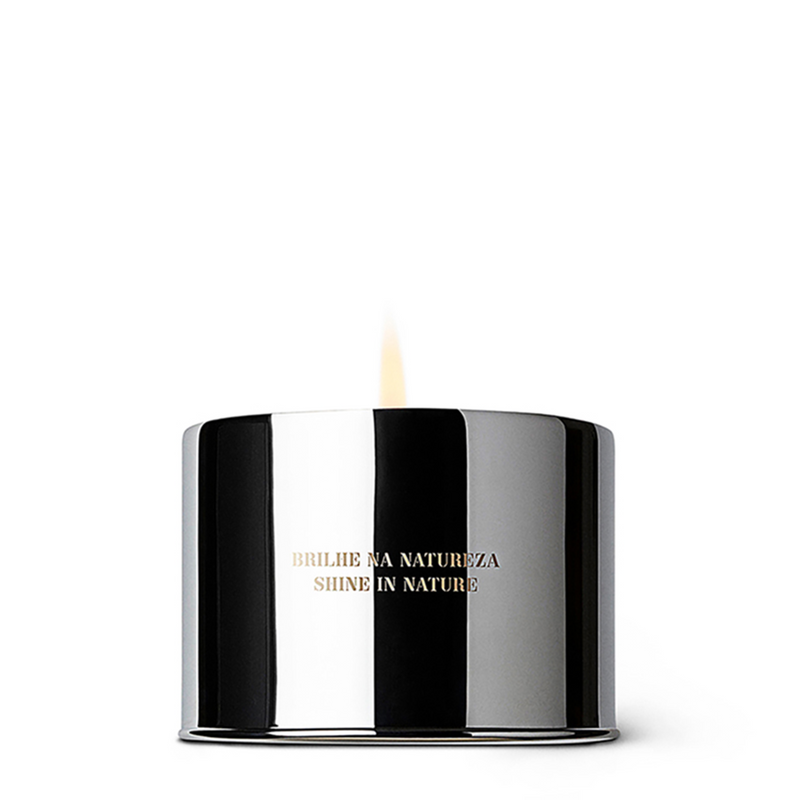 Infused with essences from the Amazonian rainforest, this candle, presented in a stylish black and white packaging will bring exotic scent into your home.
