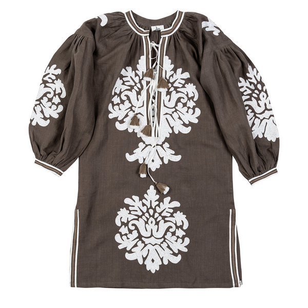 This brown dress with a hand-embroidered motif, made from 100% linen in Morocco and complemented by white striped trim and a tiered tassel, reflects timeless elegance and makes a statement piece for an evening out or casual day look.