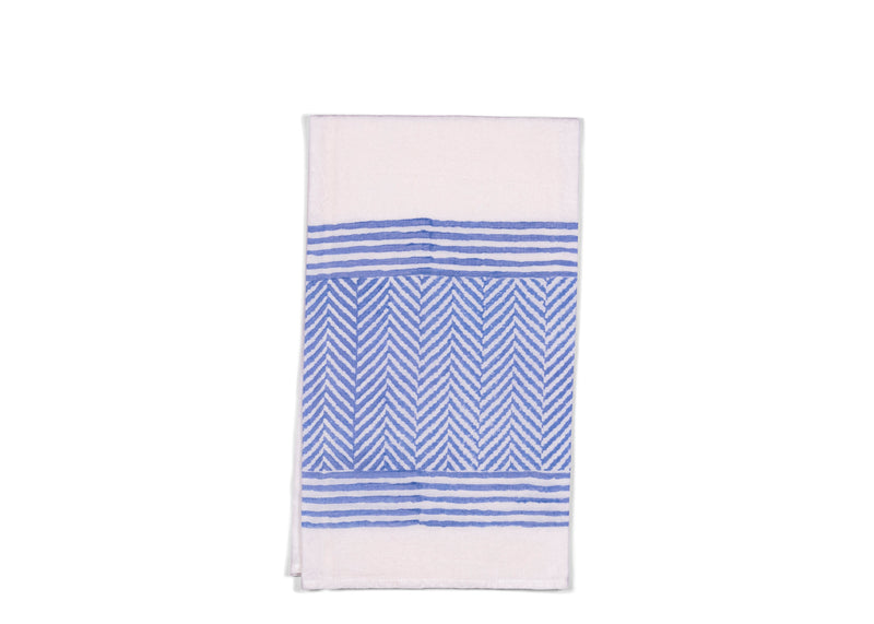 Infuse a fresh and calming aura into your kitchen and dining room with the light blue chevron tea towel. The gentle chevron pattern and soothing color lend a touch of tranquility to your culinary environment and makes every meal more pleasant. 